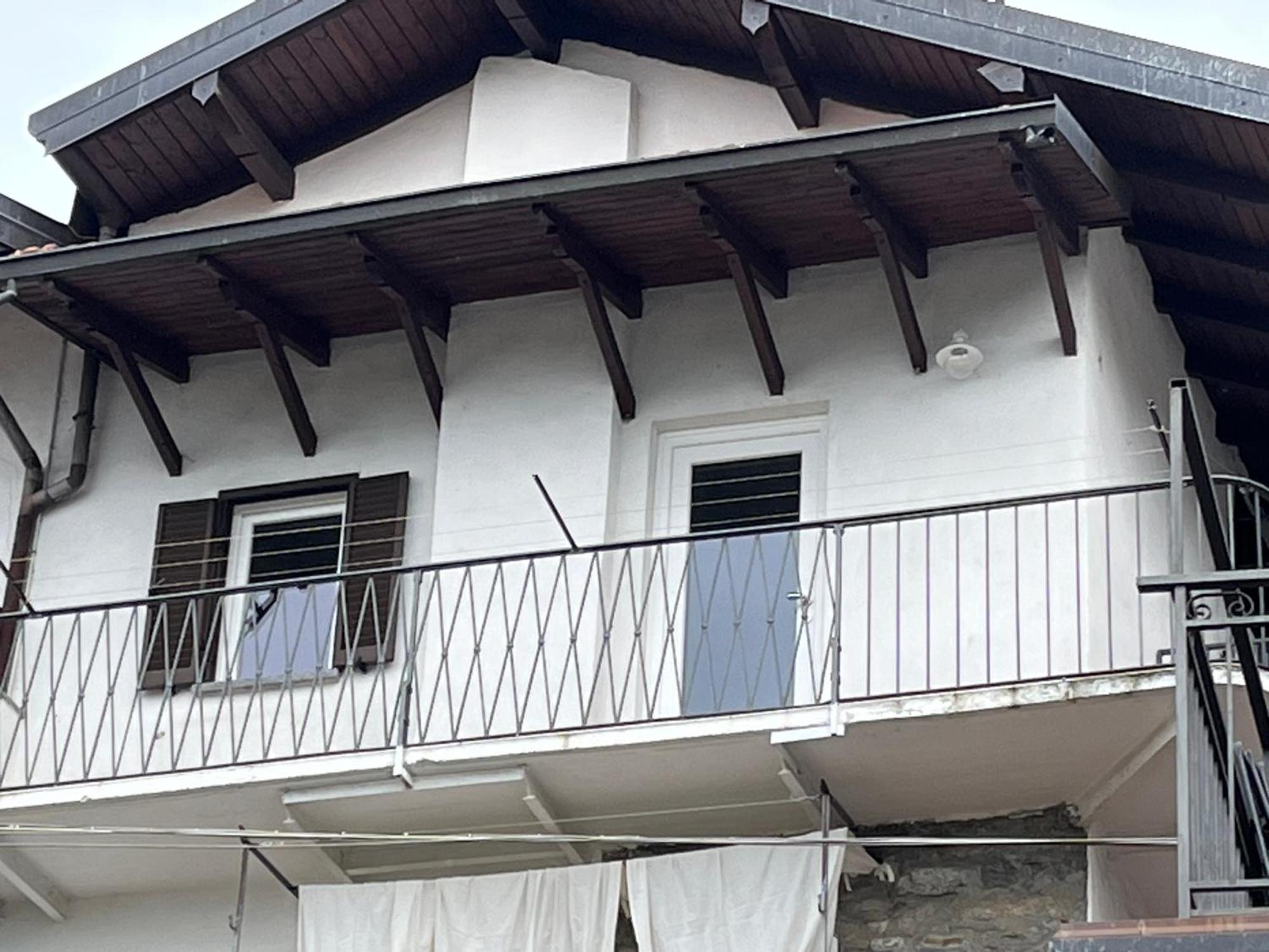 Overlooking Lago Maggiore Вербания Екстериор снимка