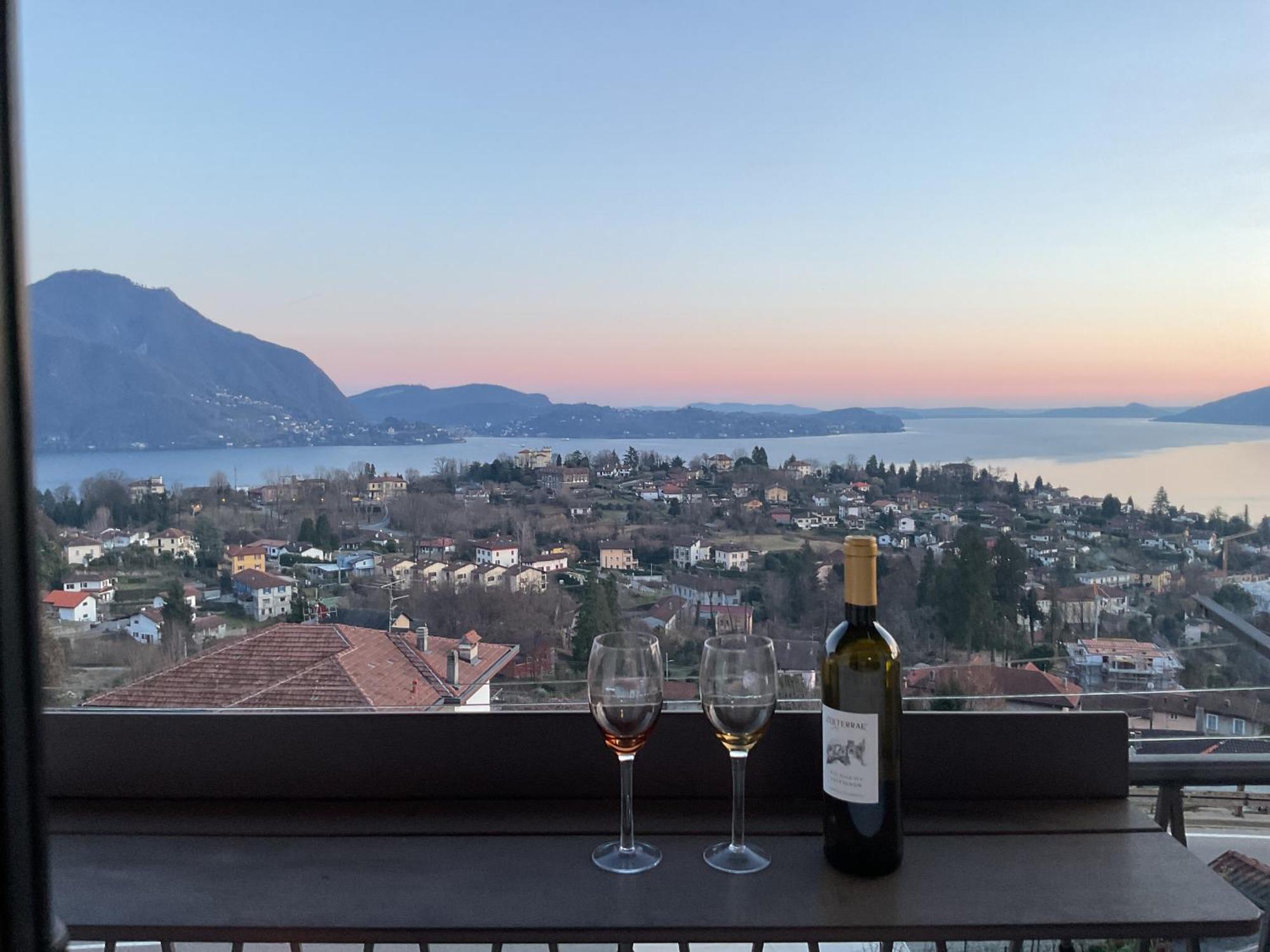 Overlooking Lago Maggiore Вербания Екстериор снимка